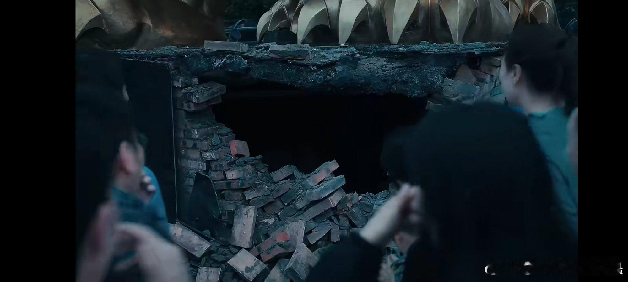 人之初开局两场葬礼四条人命《人之初》开局就是王炸！两场葬礼引出四条命案，每一条线