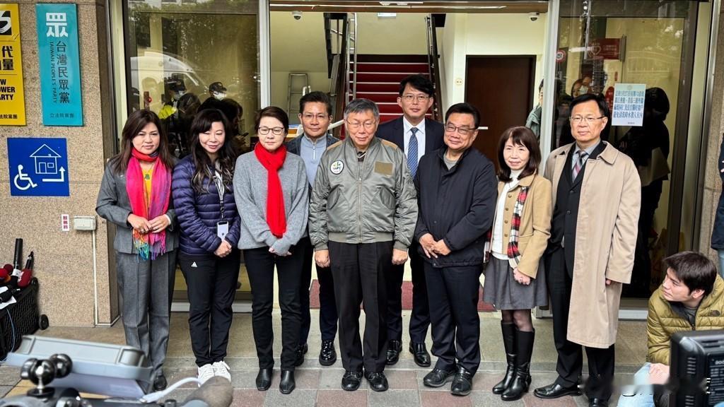 黄国昌倾向韩国瑜，黄珊珊执意游锡堃，柯文哲搞出两个动作，要“面试”两大党！
对于