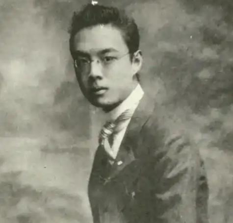 1935年，上海法租界辣斐德路1228号张公馆三楼，三声枪响，惊飞了檐下的鸽子。