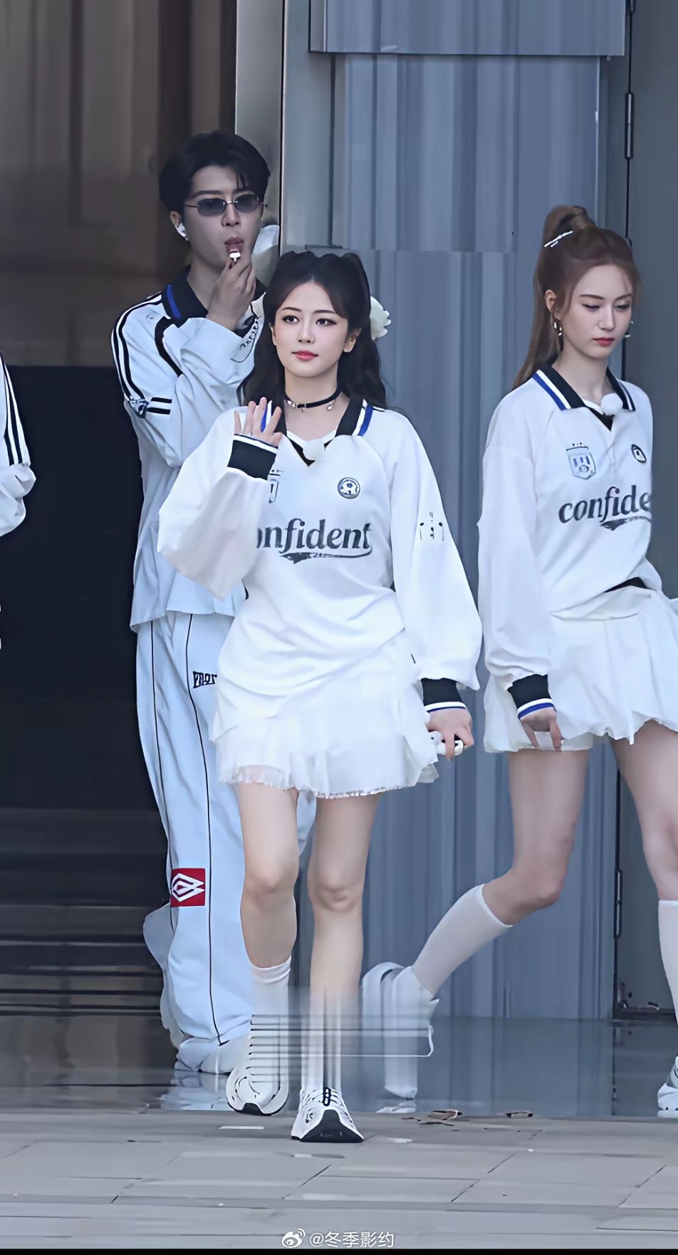 难怪黄子韬认定徐艺洋，徐艺洋确实美！她从白鹿身边经过时真的是惊鸿一瞥，实在是太美