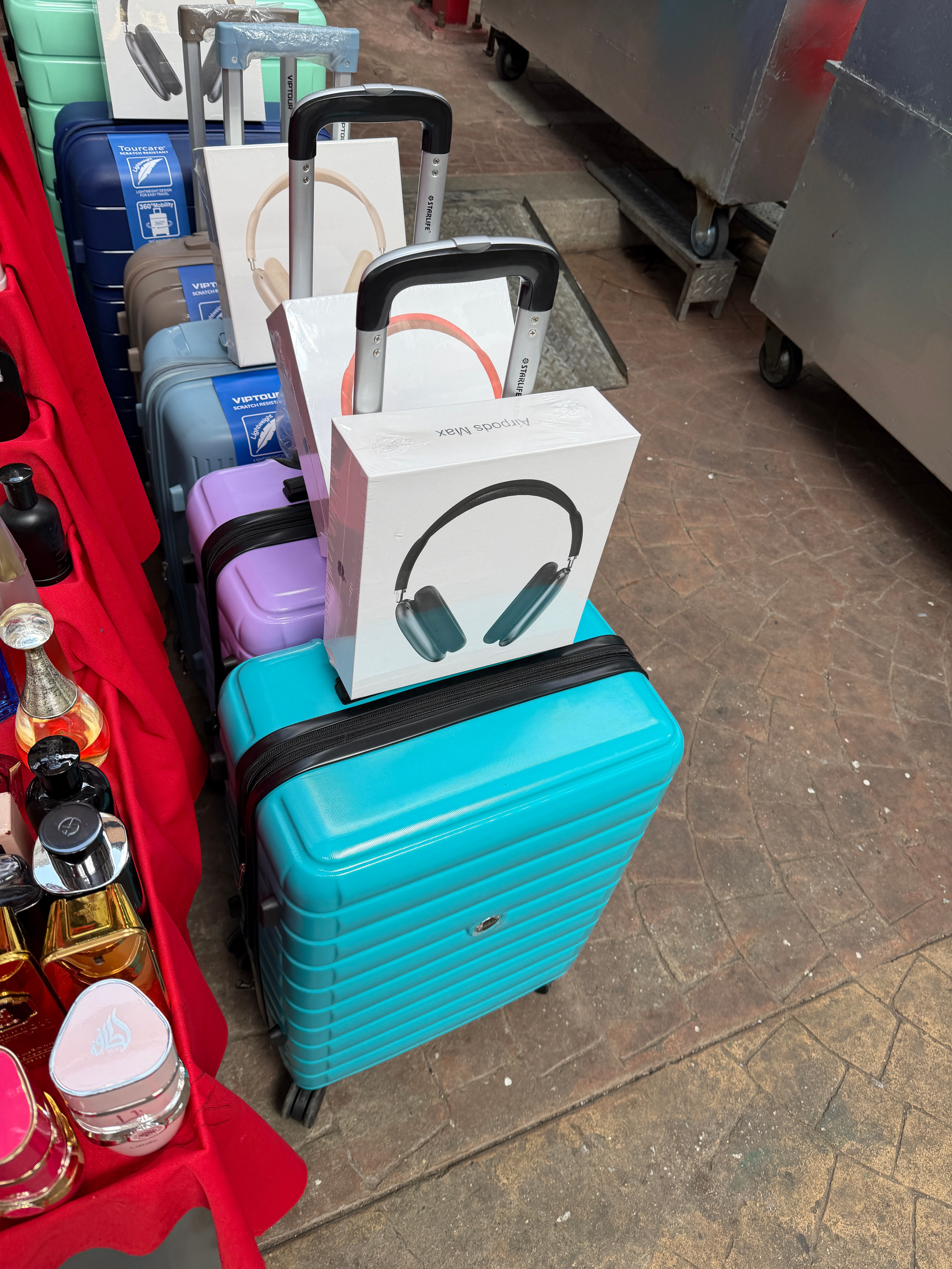 马来西亚的集市是懂捆绑销售的山寨AirPods Max和行李箱摆在一起出行感拉满