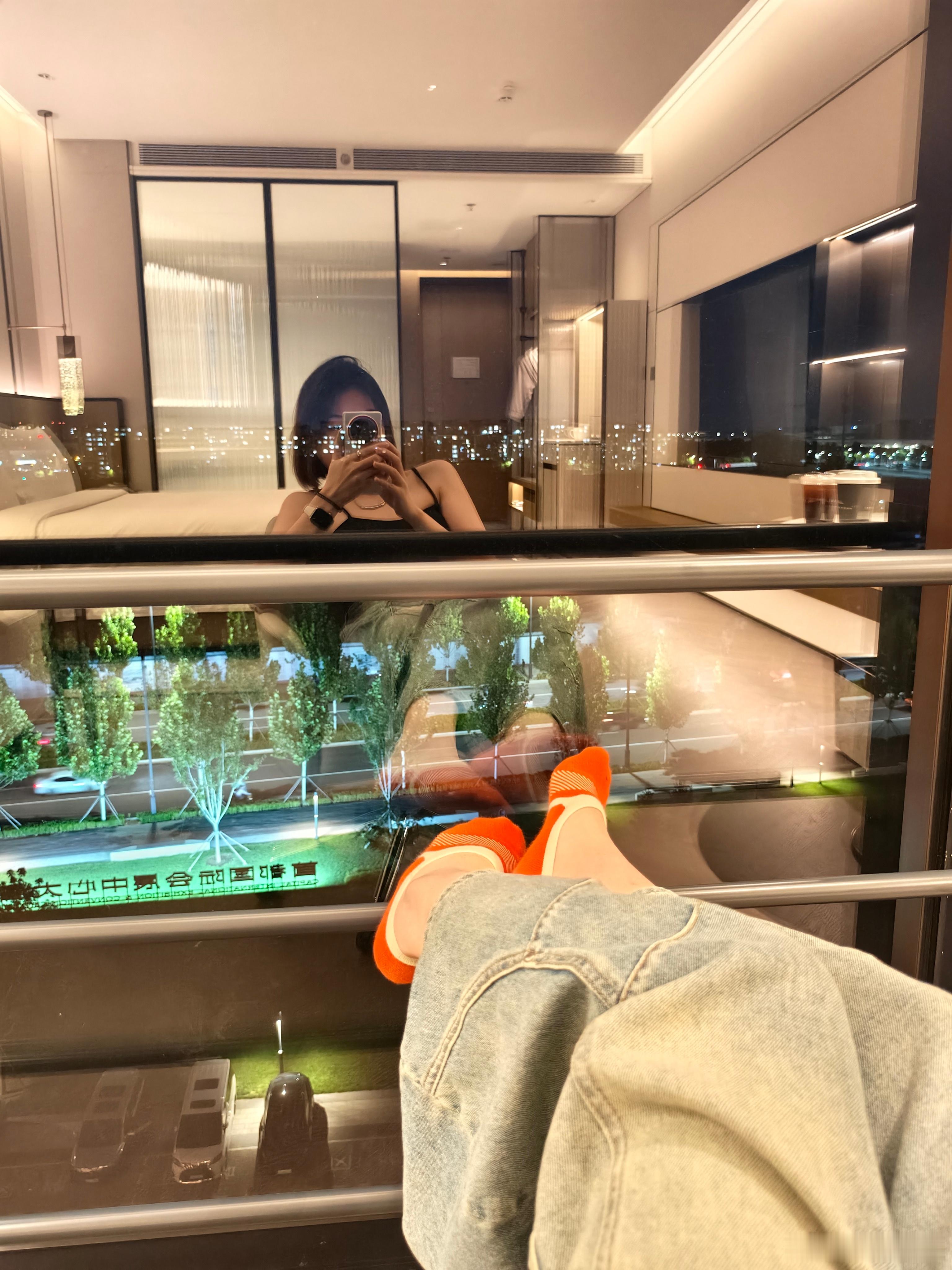 喝着咖啡☕看夜景生活手记 唯一美中不足的是楼层不够高（请忽略我抢戏的红袜子）[允
