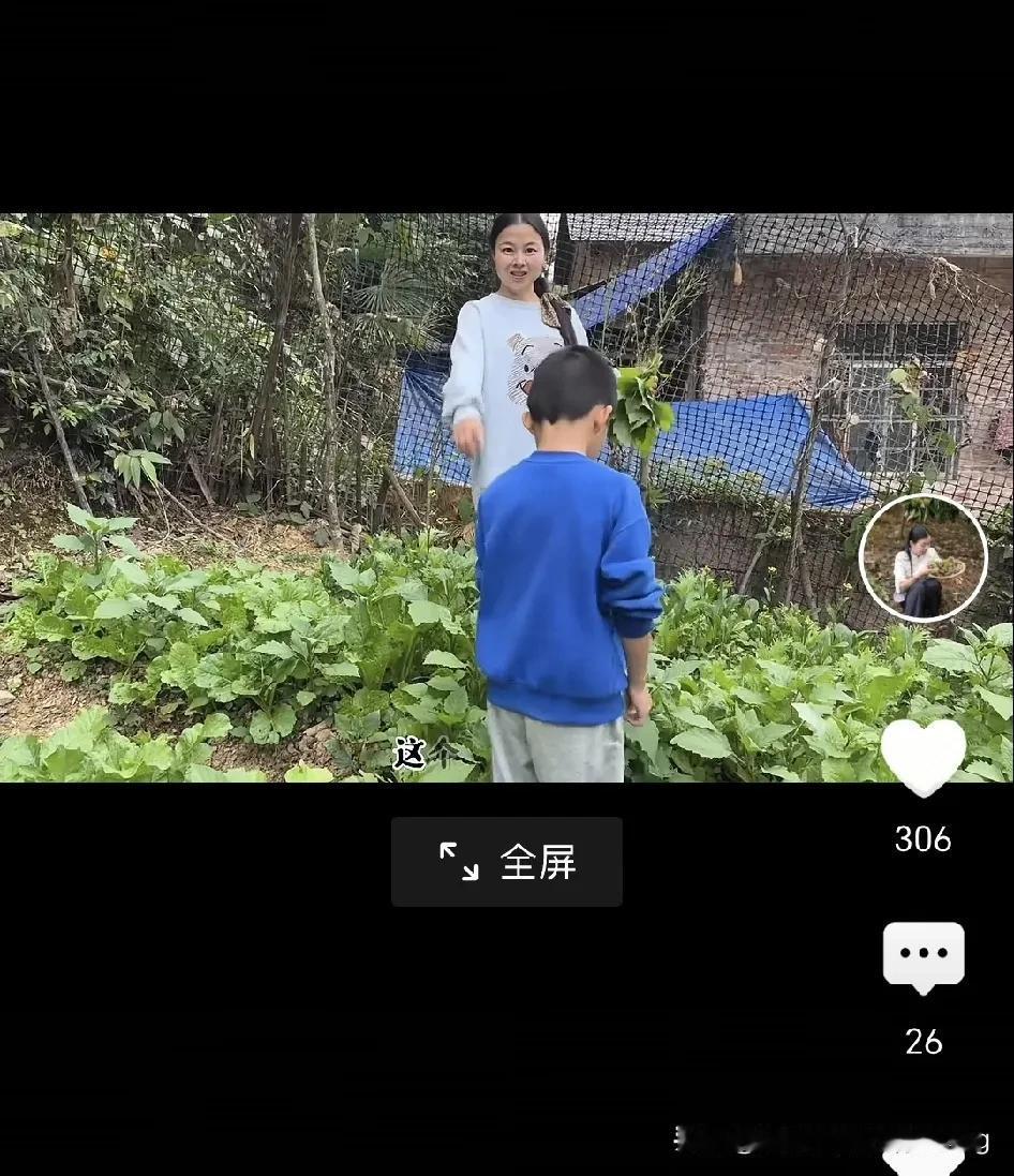 小翠，你要跟你嫂子学习，把家里照顾得很好。我们看视频你嫂子总是在婆家做活，很能干