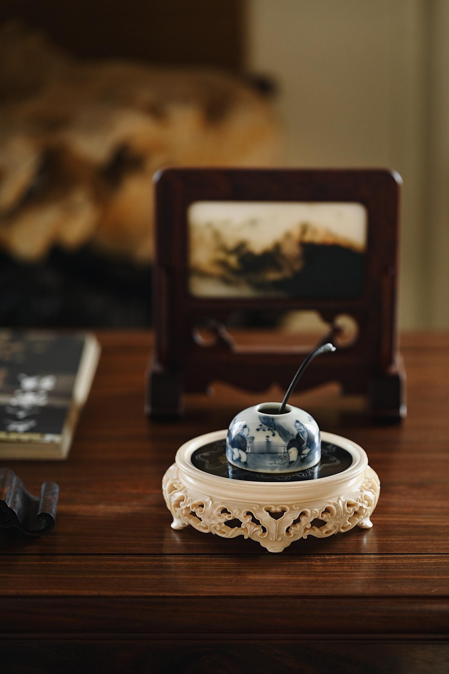 猛犸×错金银 | 瑞狮戏球 底座整料大口径掏挖成座，料质细腻，线条流畅优美，深具