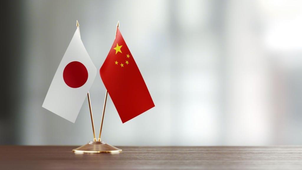 十四国联合声明施压，中方单独召见日本？
一句话怼回去：按这标准，冲之鸟礁也别要了