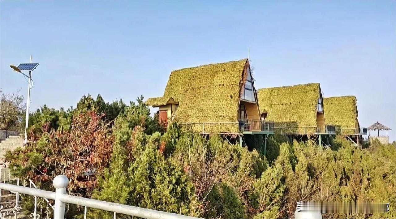 太原的山顶上还有这么一处景观，你要说景吧，还可以，空气也不错，视野也很辽阔，但是