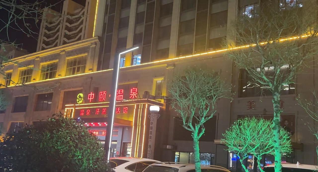 终于到了质感的年龄，总觉得一切都刚好，回避不喜欢的人事物，安静的，慢慢的，除了年