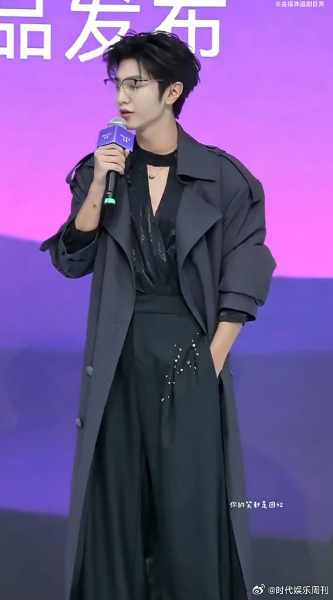 陈哲远戴半框眼镜好蛊 陈哲远黑色风衣 + 半框眼镜直接封神！又禁欲又蛊，这颜值气