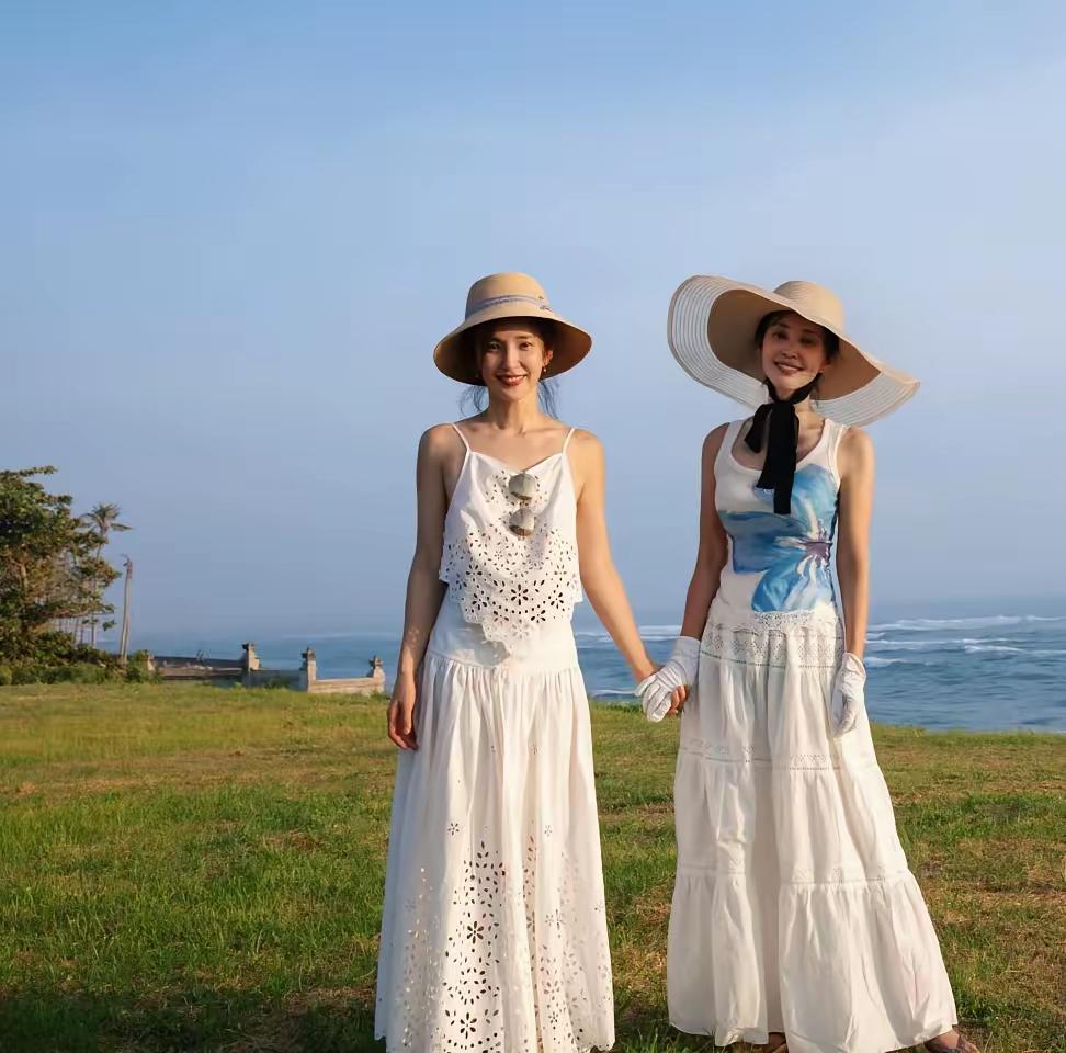 李冰冰与妹妹李雪共庆三八节，晒出春日姐妹合影。两人身着吊带裙，在花间互拍，氛围温