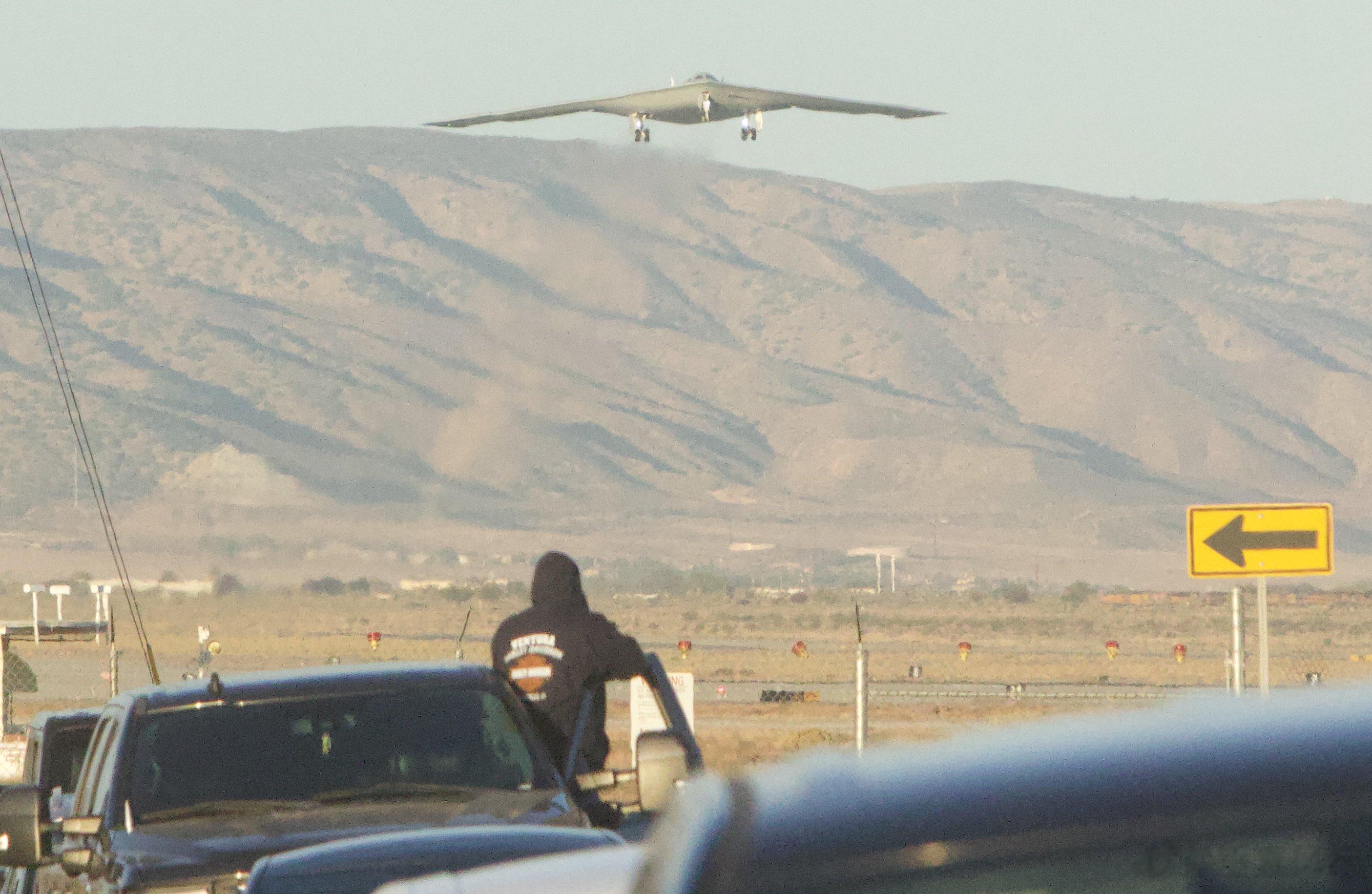 B-21首飞图集，机身拖着空中数据收集线锥#武器装备[超话]##航空[超话]# 