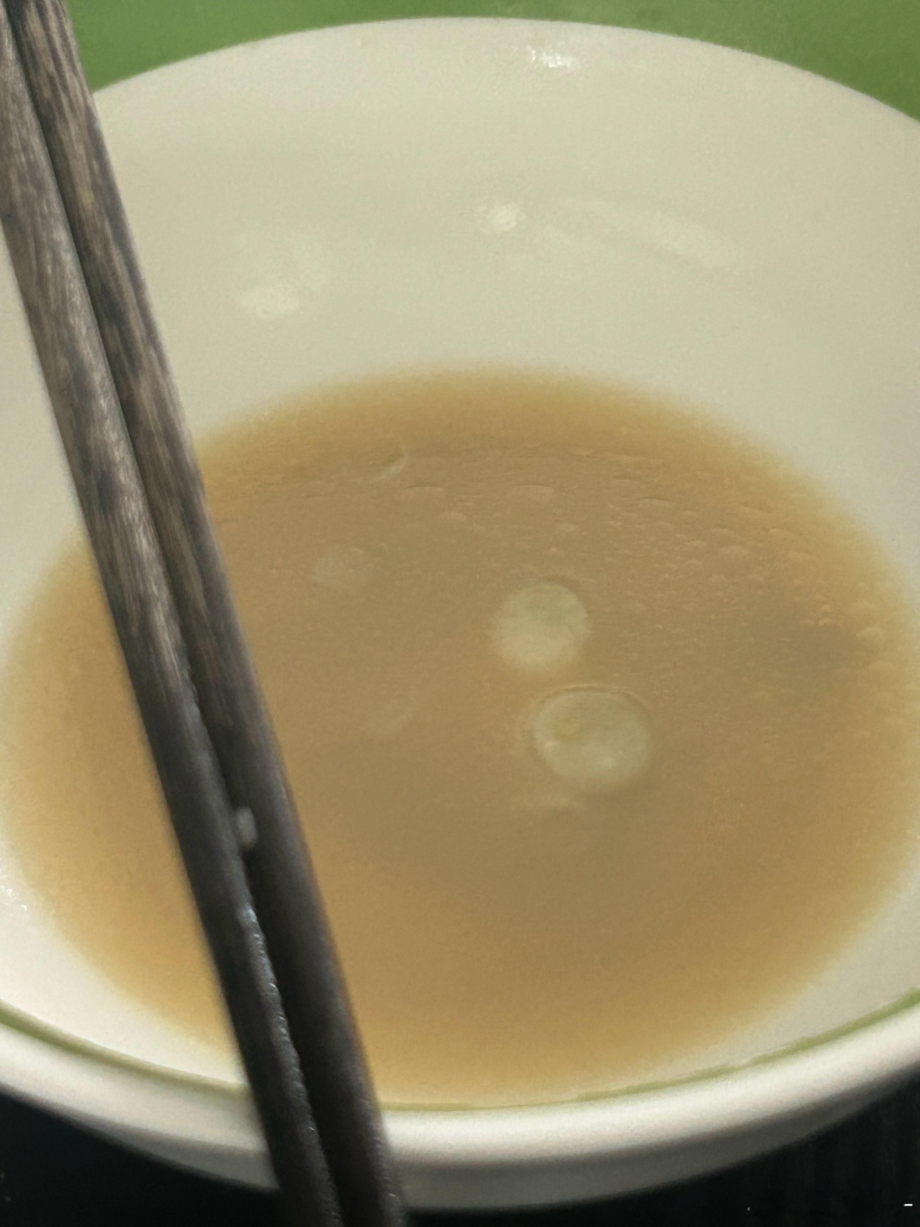忘记拍了，总之我早上吃的是图1荞麦冷面，图2是豚骨味的汤面，zubaaan 豚骨