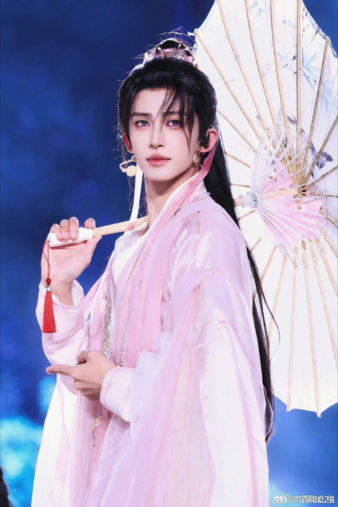 刘宇今天是仙鹤少年吧刘宇一出场我直接看呆了！白衣配羽毛装饰，身姿轻盈如鹤，《莫问