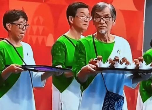 日本确实不行了。 

名古屋亚运会上，瞧见一个无比真实的细节，整场赛事的颁奖礼仪