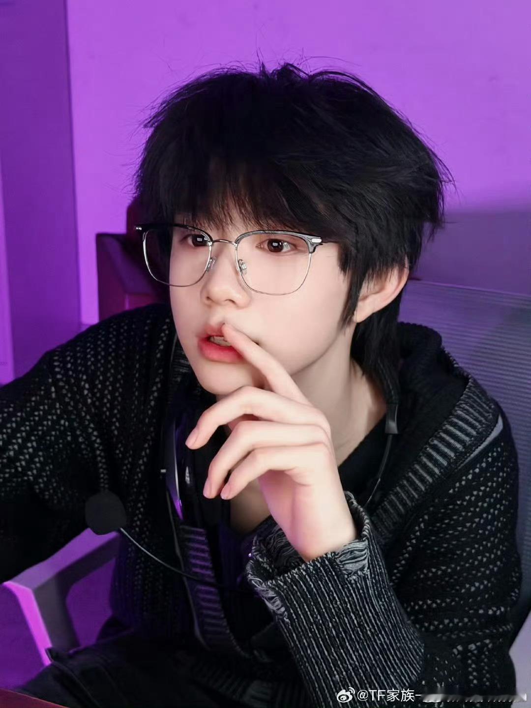 陈奕恒居然唱抒情歌了 没想到他唱抒情这么苏！嗓音温柔得能掐出水，反差感拉满，爱了