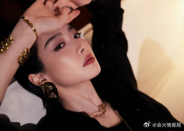 大背头BB机宋茜是我的天菜姬大背头一梳直接帅断腿！西装加身气场两米八，举手投足全