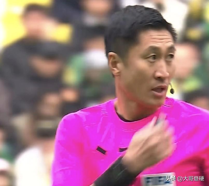 又是马宁！有马宁在，谁也别想抢戏！马宁坚决给了上海申花队替补席王世龙一张黄牌[强