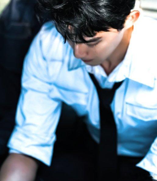 吴磊舰长往那一站就是权威谁被吴磊舰长帅晕！白衬衫造型绝了，身材脸蛋完美无缺，往那