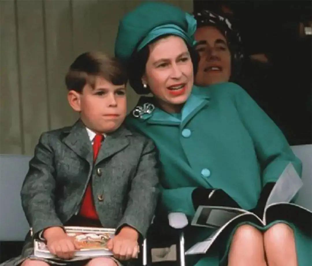 为何在安德鲁身上，看不到他父亲，菲利普的影子呢？
安德鲁不同于其他兄弟姐妹，他的