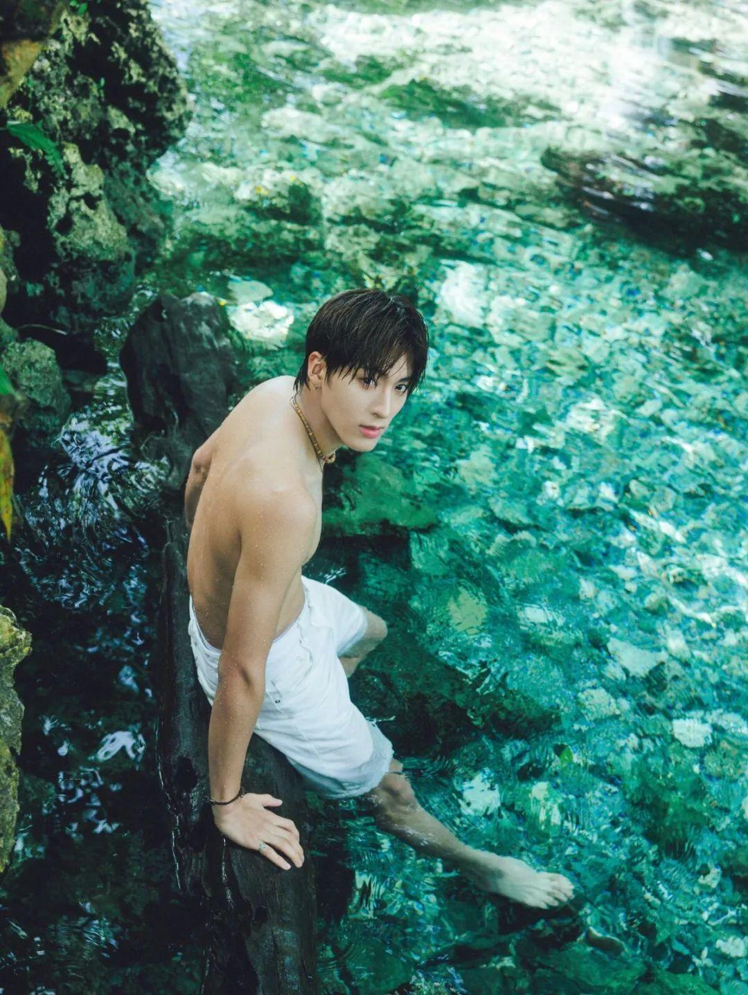 韩国男团 THEBOYZ 的 Eric 是一位24岁的00后爱豆，他还是很好看的