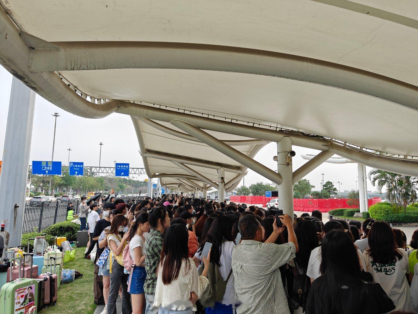 刚刚在北京看到很多人在拍照，我就应该想到下飞机也会很堵。但没想到，连路都没有了，