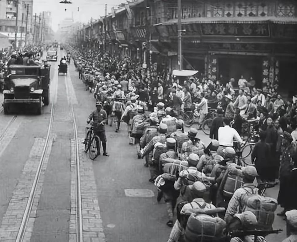 1949年7月6日，为了庆祝上海解放，几十万军民走上街头，举行了声势浩大的游行活