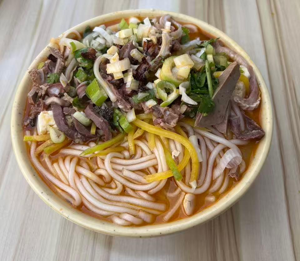 高德扫街榜美食摄影大赛第一张肯定没几个人吃过，山西柳林的特色小吃，羊杂碎，出去外
