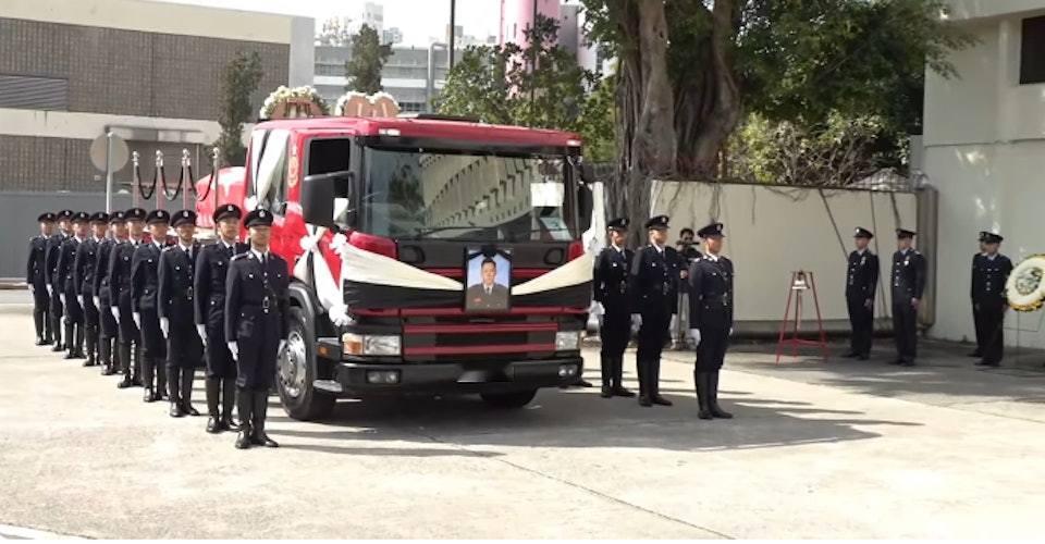 香港消防处今日为在大埔宏福苑火灾中殉职的消防员何伟豪举行最高荣誉丧礼。上午在红磡