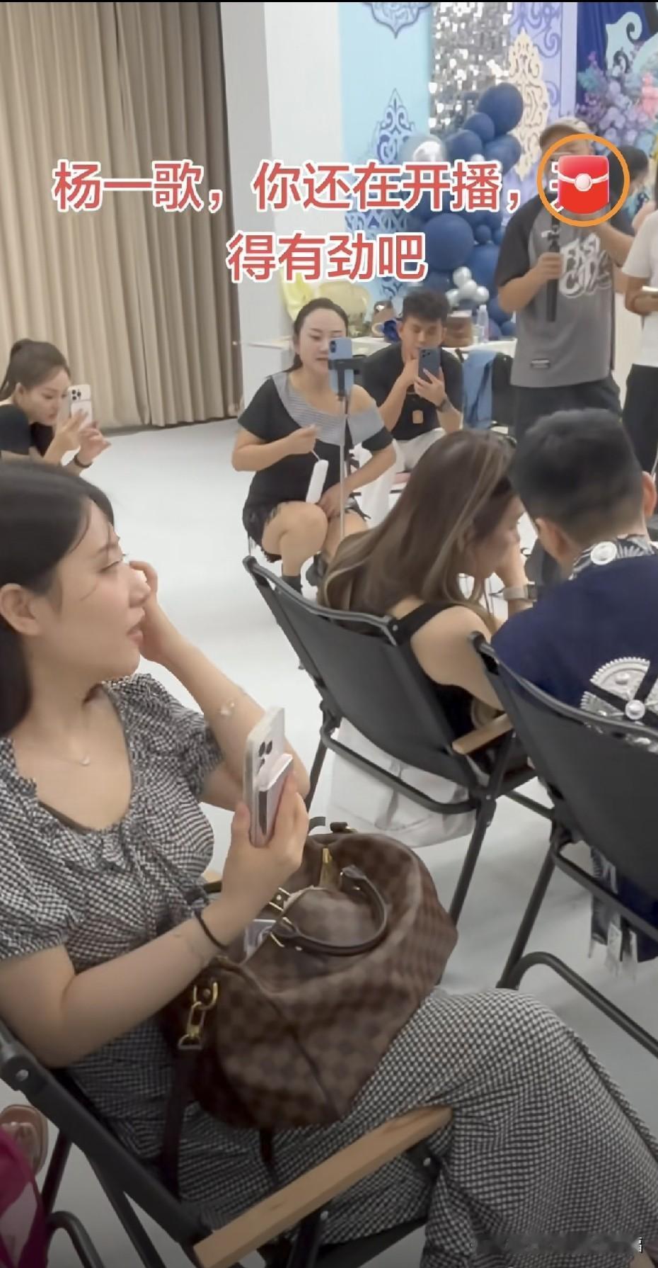 索图太气人了，把一歌晾在一边，和易思嘉聊得热火朝天。对一歌从一开始的一见钟情，一