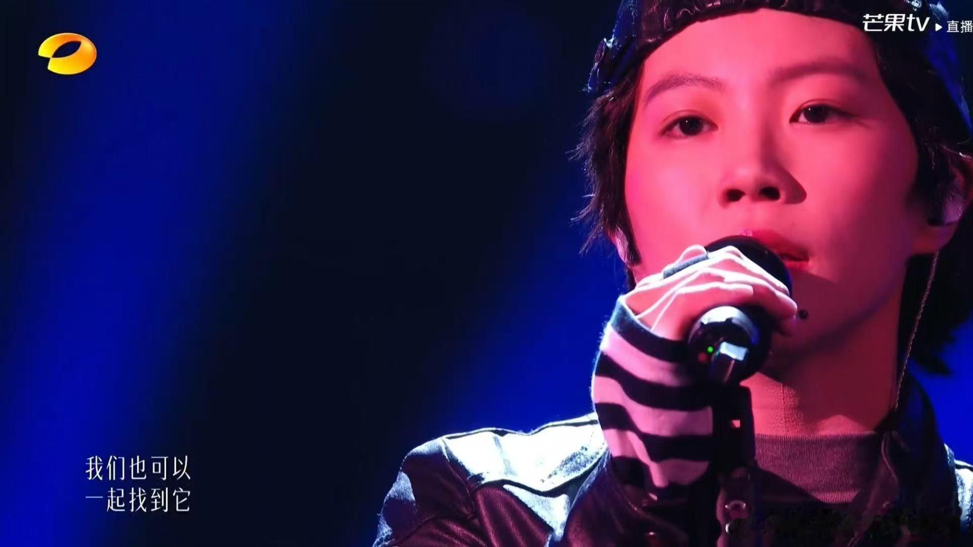 歌手直播王菲我知道你在看弹幕玩梗停不下来，直呼王菲肯定准时收看直播 