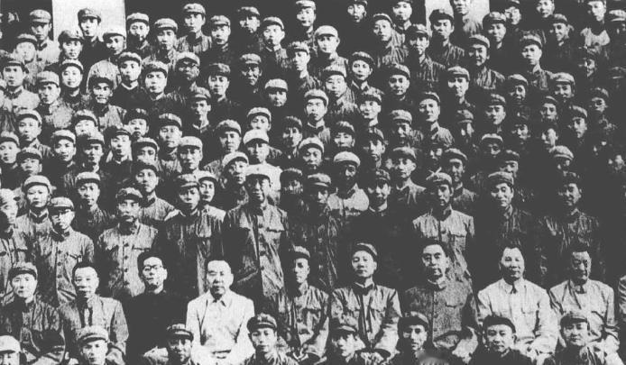 1966年6月30日，周恩来总理在国防科委某基地观看了炮兵某团首次成功发射“东风