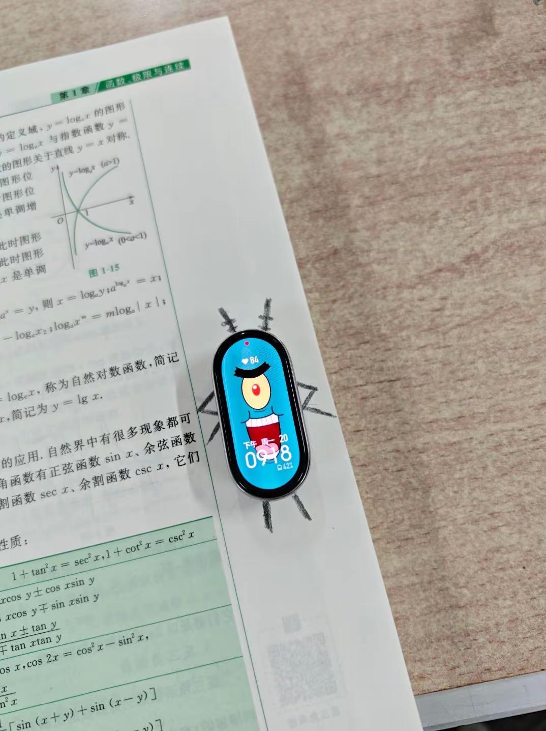 大学版的我每天被📱的🔔吵醒💤无奈的起🛏️穿👕慢悠悠的离开温暖的🛏️。