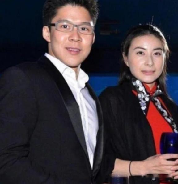 2000年，霍启刚第一次带女友回家。朱玲玲只看了一眼，便说：“你们不合适，分了吧