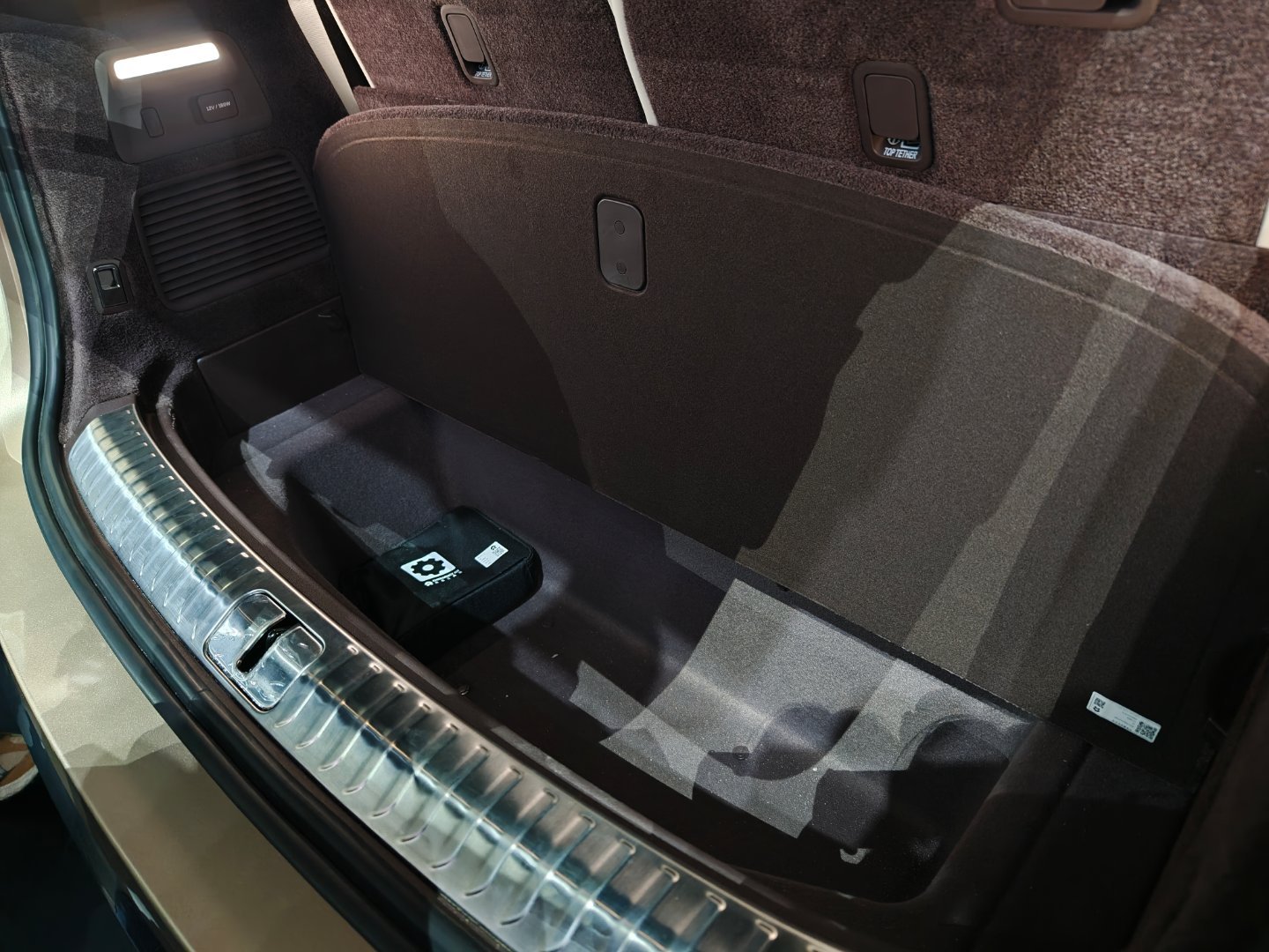 蔚来ES9预售52.8万起4月9日，蔚来ES9正式预售，共推出三款车型，整车销售