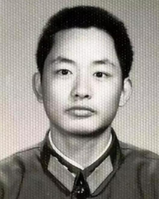 1984年，我军的一名排长在山中巡逻，突然遇到三名解放军战士向他走来，并向他打招