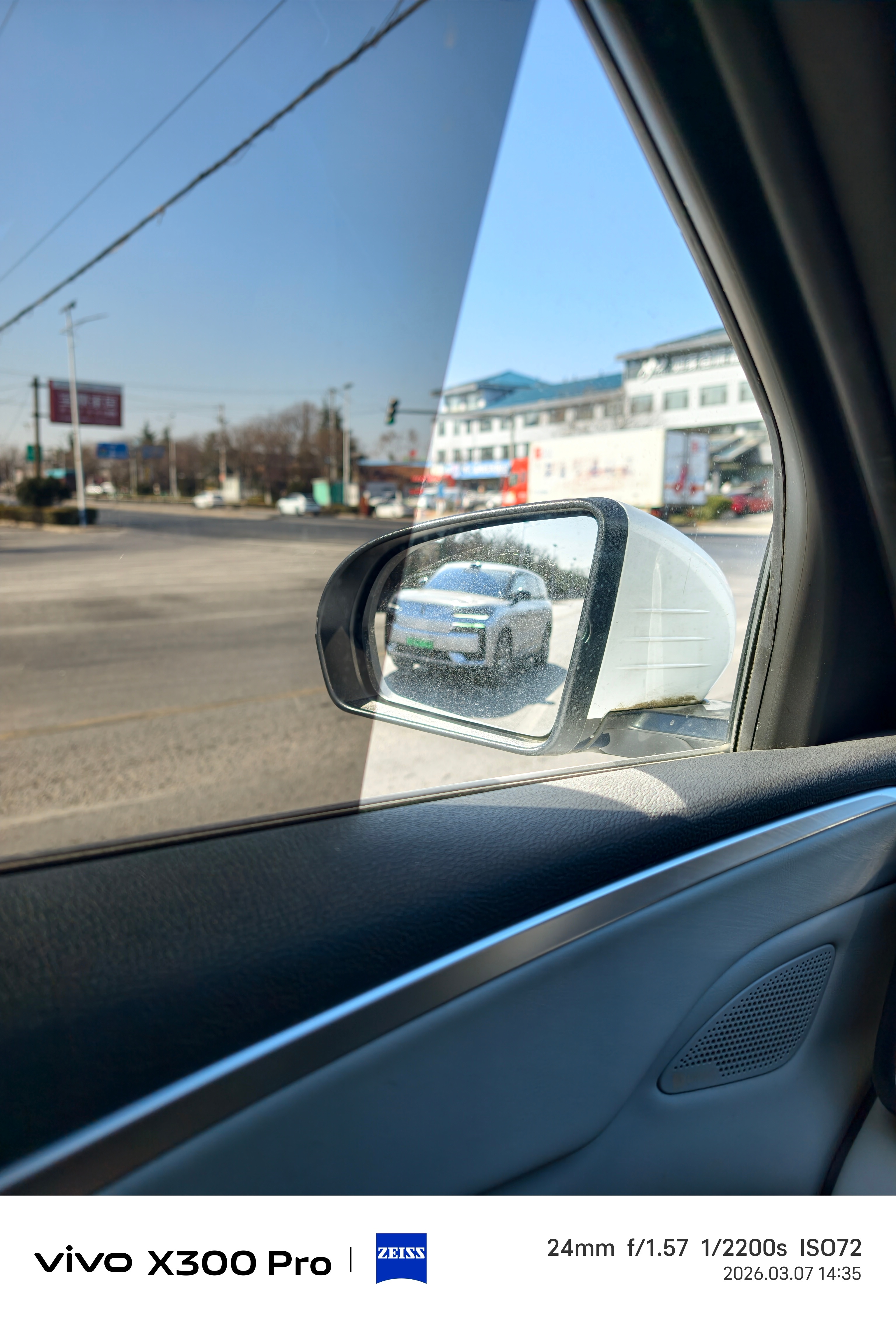 偶遇一台腾势N9，跟了我一段时间，我感觉这台车颜值还可以啊，正面挺大气的。之前觉