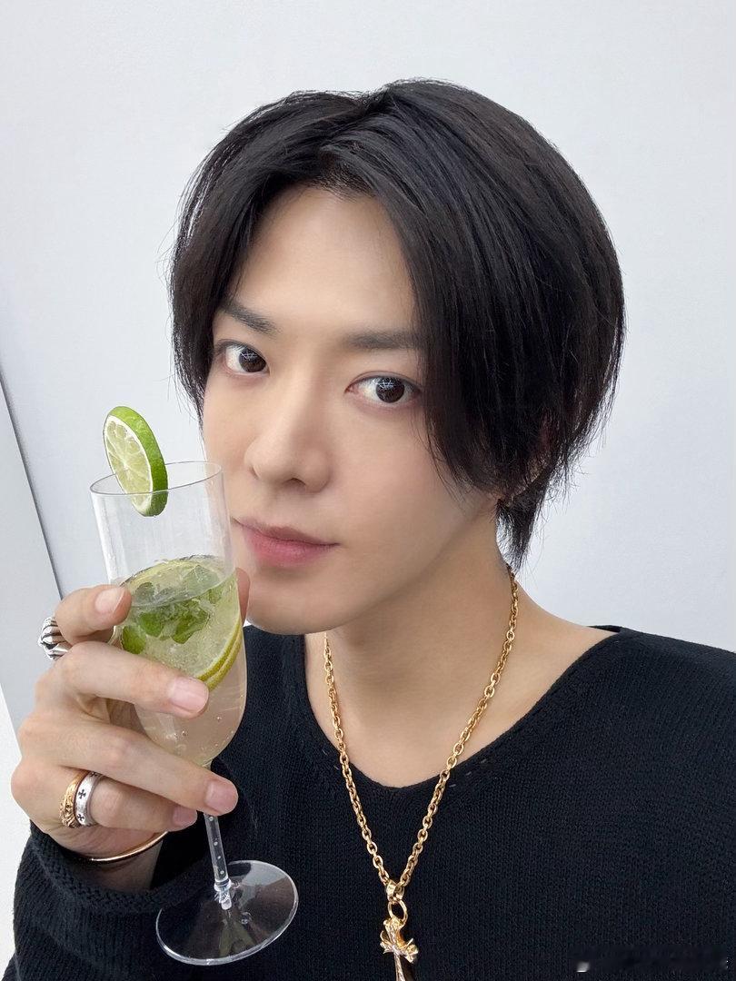 ⚡️ 准备好被NCT 127的巅峰舞台震撼了吗？主打曲《Blingy》将强烈的嘻
