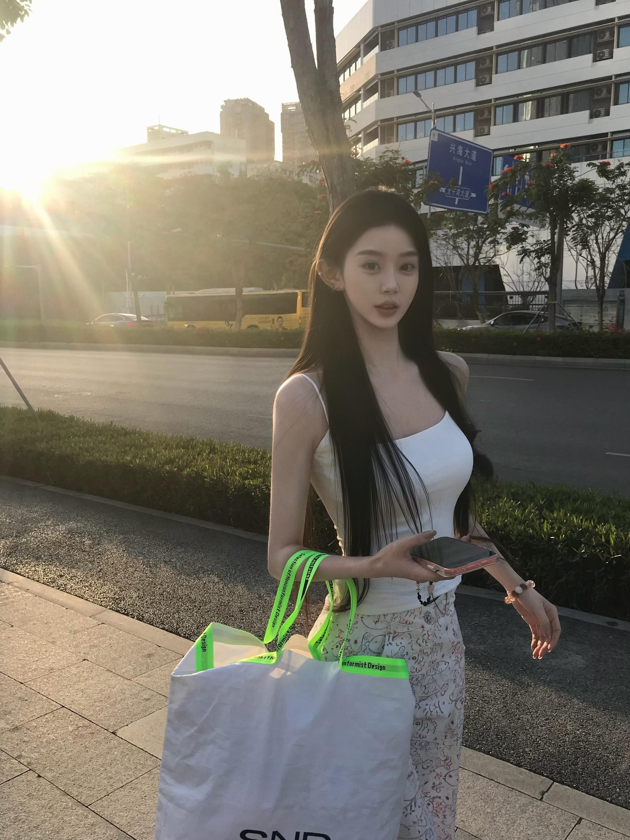 听爱轰鸣。