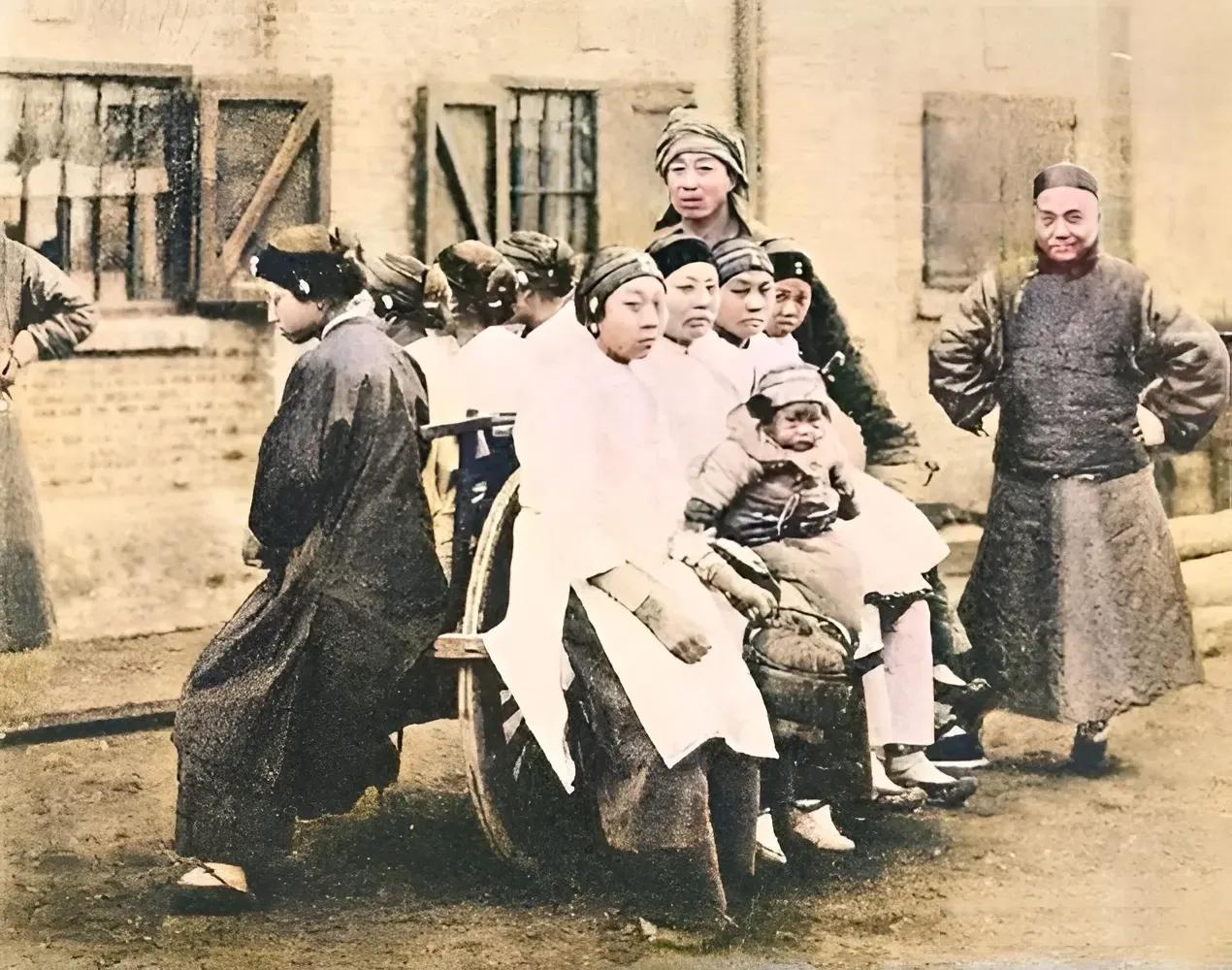 这张经过上色修复的老照片定格了晚清街头一个极具时代印记的画面。画面右侧站着一位身