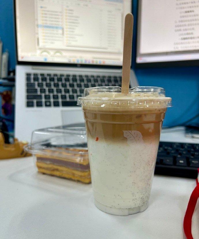 每天上班全靠这杯咖啡续命，它就是我坚持到现在的唯一动力！可 today 是咋回事