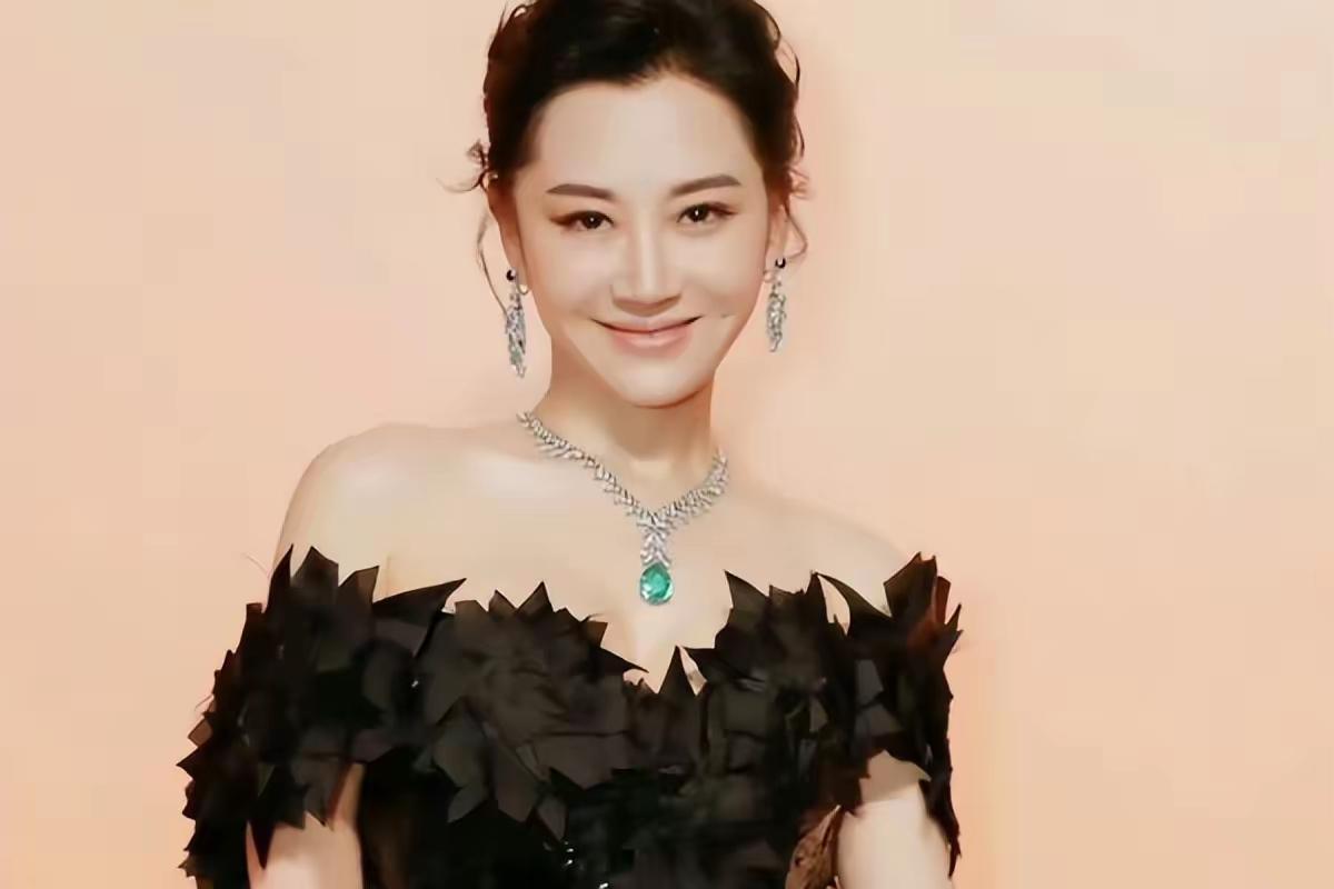 北京大妞许晴56岁单身之谜：撩遍导演富商鲜肉，为何最终活成男人不敢娶的“人间富贵