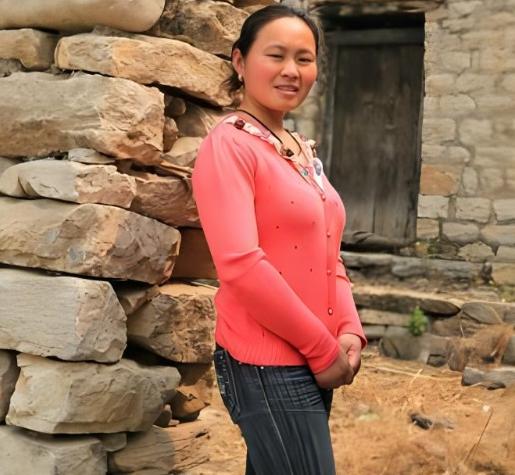 1994年，河南一18岁少女以2700元的价格，被卖给老汉，婚后她多次逃跑自杀不