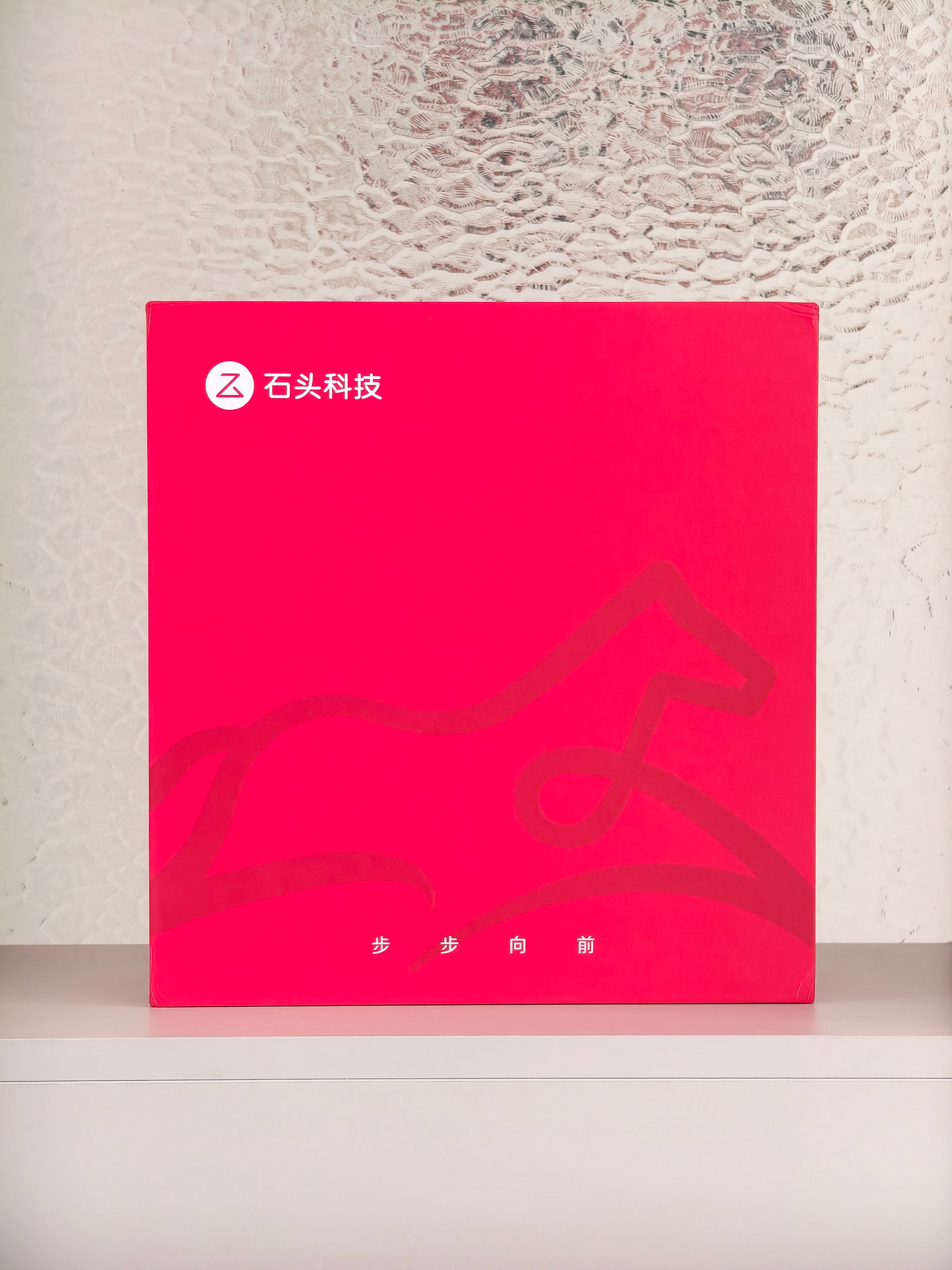 明天就过年啦！收到到石头科技寄来的新年礼盒，里面有定制的红包，对联，行李牌，键帽