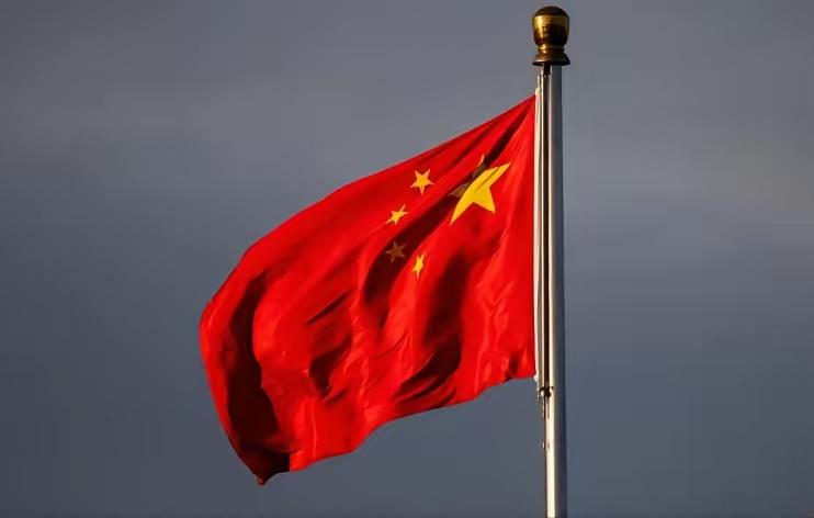 凤凰卫视资深评论员石齐平今日发文力挺中国，直言“自助、人助，加上敌助，中国运势不