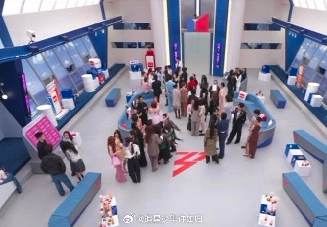 王濛蛐蛐直播现场像菜市场谁懂啊!王濛直接把浪姐直播玩成线下唠嗑局!蹲地上和陶昕然