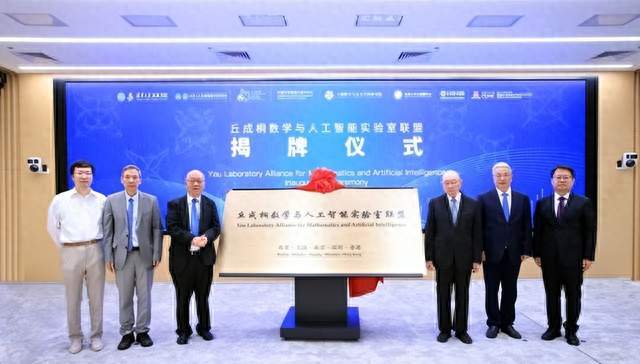 丘成桐警示：国际AI巨头在数学上指数级进化，中国须告别线性追赶