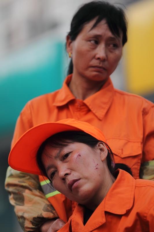 环卫大姐公厕捡到钱包报警归还失主 环卫大姐在公厕捡到钱包后报警归还失主，这事儿太