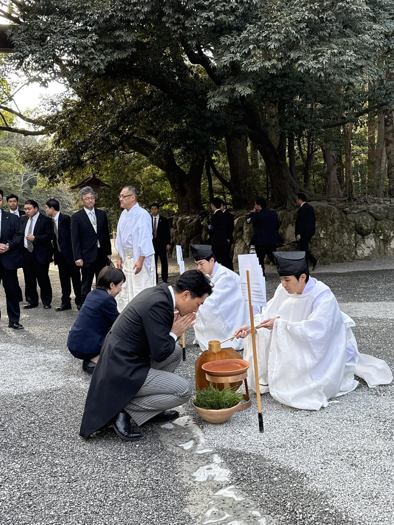 小泉进次郎：在参拜伊势神宫之前，我和首相高市在水池边净化了身心。