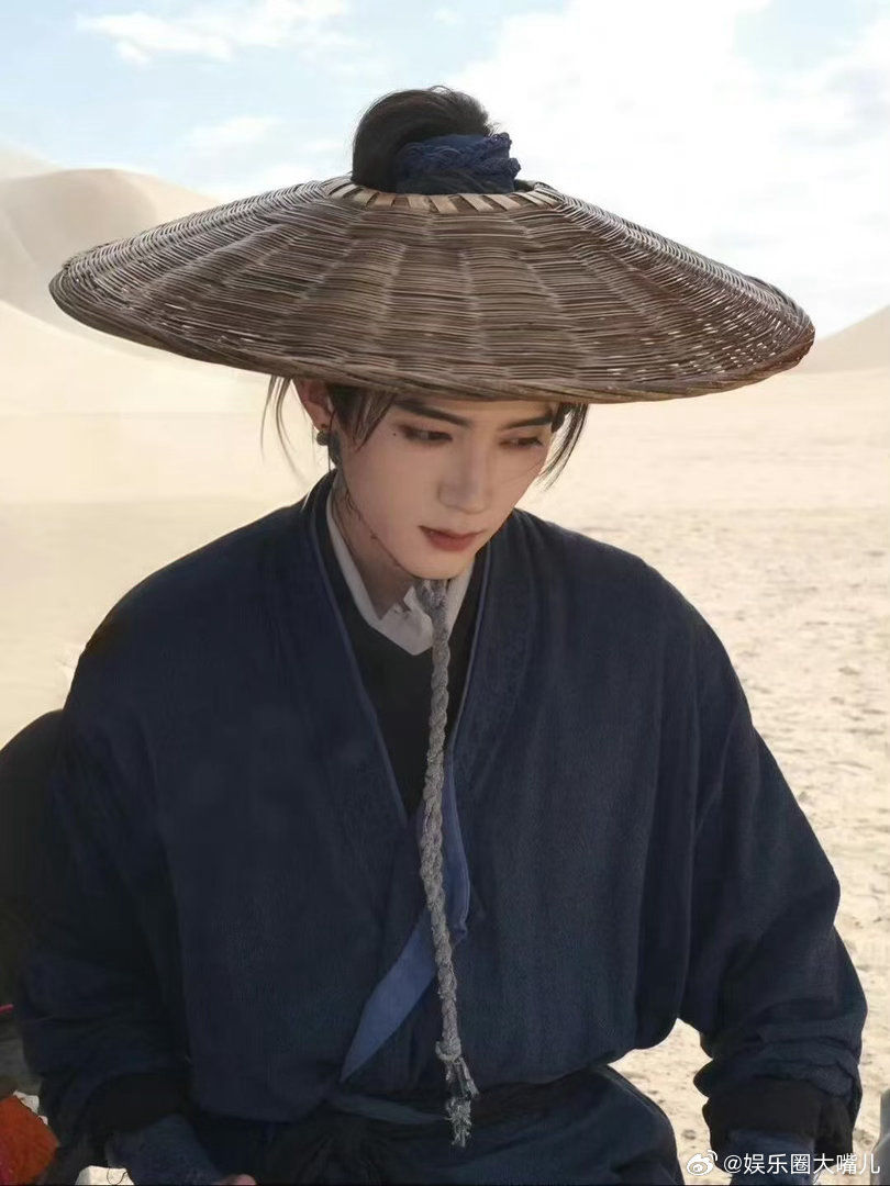 周翊然翘楚商务红利周翊然翘楚有效主演 剧刚收官就直奔巴黎男装周，海外粉丝举着照片