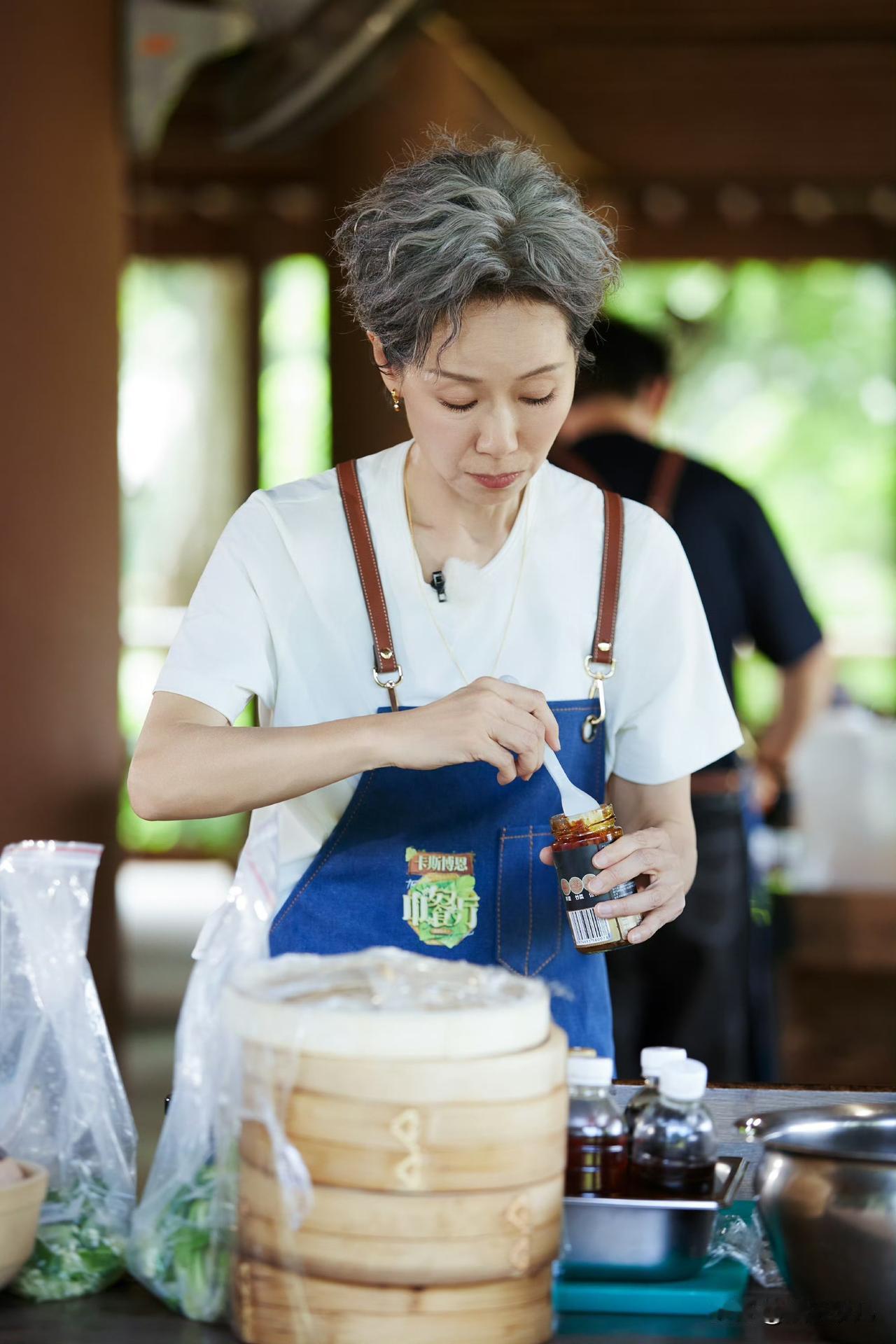 叶童加盟《中餐厅》！一头银发忙碌气场全开，网友：梦回新白娘子！


叶童现身《中