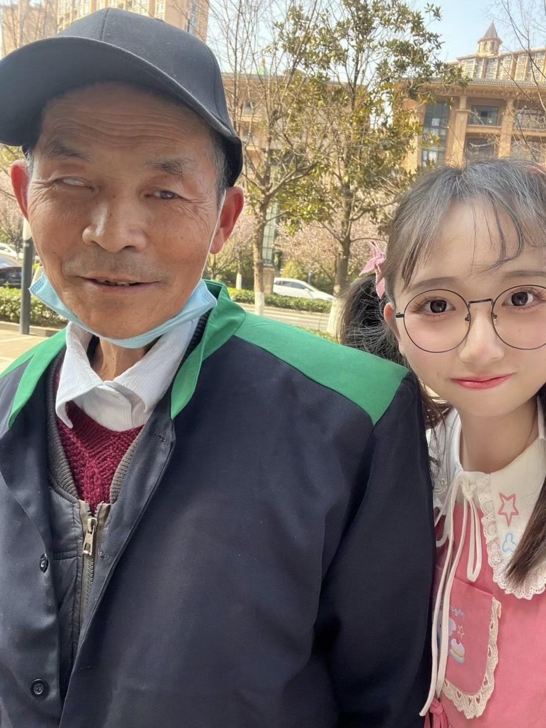 那一天我帮助了四位老人，他们一直在扫地，他们是环卫工人，我在便利店里...